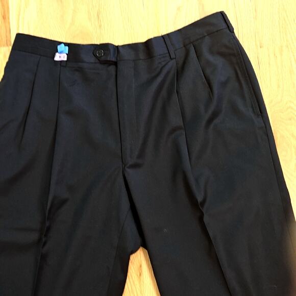 Jos A Banks men's suit Black Jacket 44 Reg, Pleated Pants - Picture 3 of 16